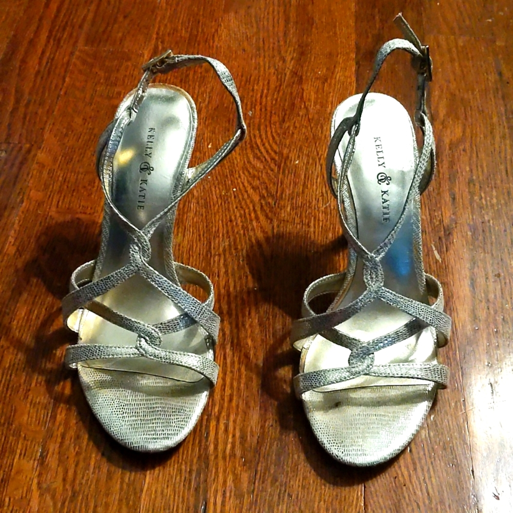 Kelly and Katie hold heels size 6